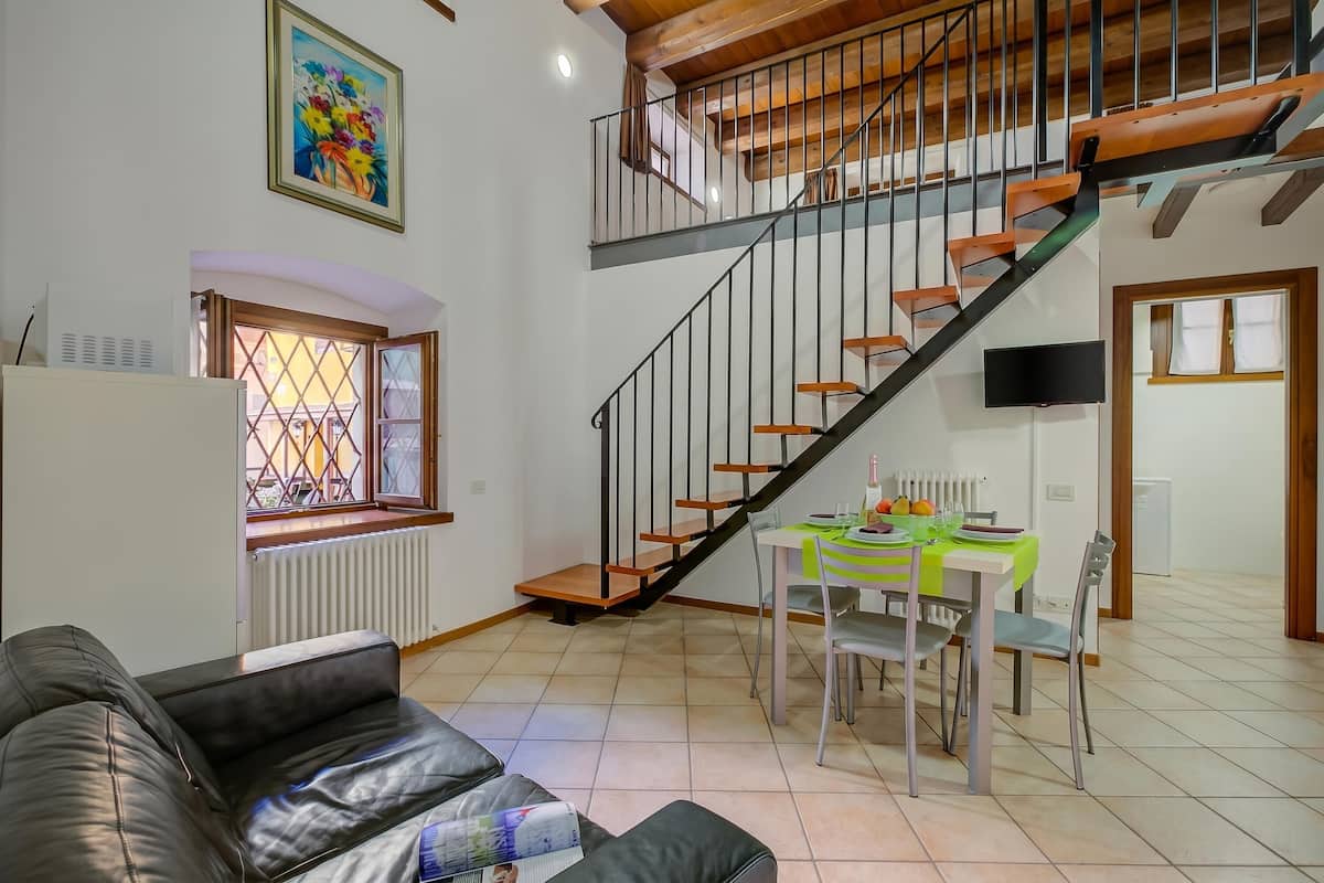 Appartement Familial, 2 chambres, four à micro-ondes (Casa Alpino 10) | Coin séjour | Télévision à écran plat de 21 pouces avec chaînes par satellite
