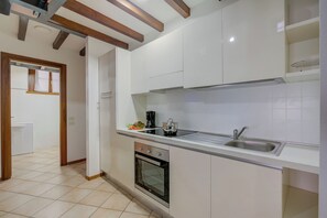 Family Apartment, Multiple Bedrooms (Casa Alpino 10) | Private kitchen | Fridge, microwave, stovetop, electric kettle - Casa Alpino (Riva del Garda)