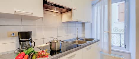 Familie appartement, meerdere slaapkamers (Casa Alpino 2) | Privékeuken | Een koelkast, een microgolfoven, een kookplaat, een waterkoker