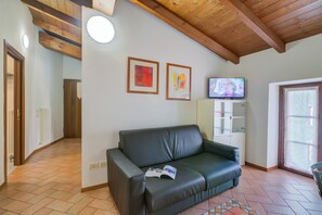 家庭公寓, 多間臥室 (Casa Alpino 8) | 起居區 | 21-吋平面電視，提供衛星頻道