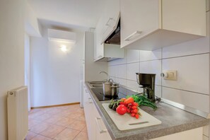 Appartement Familial, plusieurs chambres (Casa Alpino 1) | Cuisine privée | Réfrigérateur, micro-ondes, plaque de cuisson, bouilloire électrique