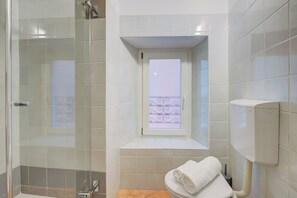 Family Apartment, Multiple Bedrooms (Casa Alpino 2) | Bathroom | Shower, hair dryer, bidet, towels