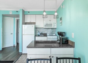 Køleskab, mikrobølgeovn, ovn, kogeplade