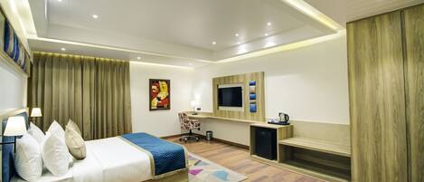 Junior Suite | In-room safe, desk, blackout curtains, soundproofing