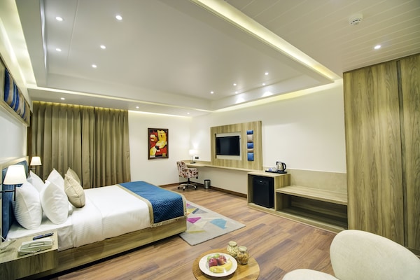 Junior Suite | 1 bedroom, minibar, in-room safe, desk