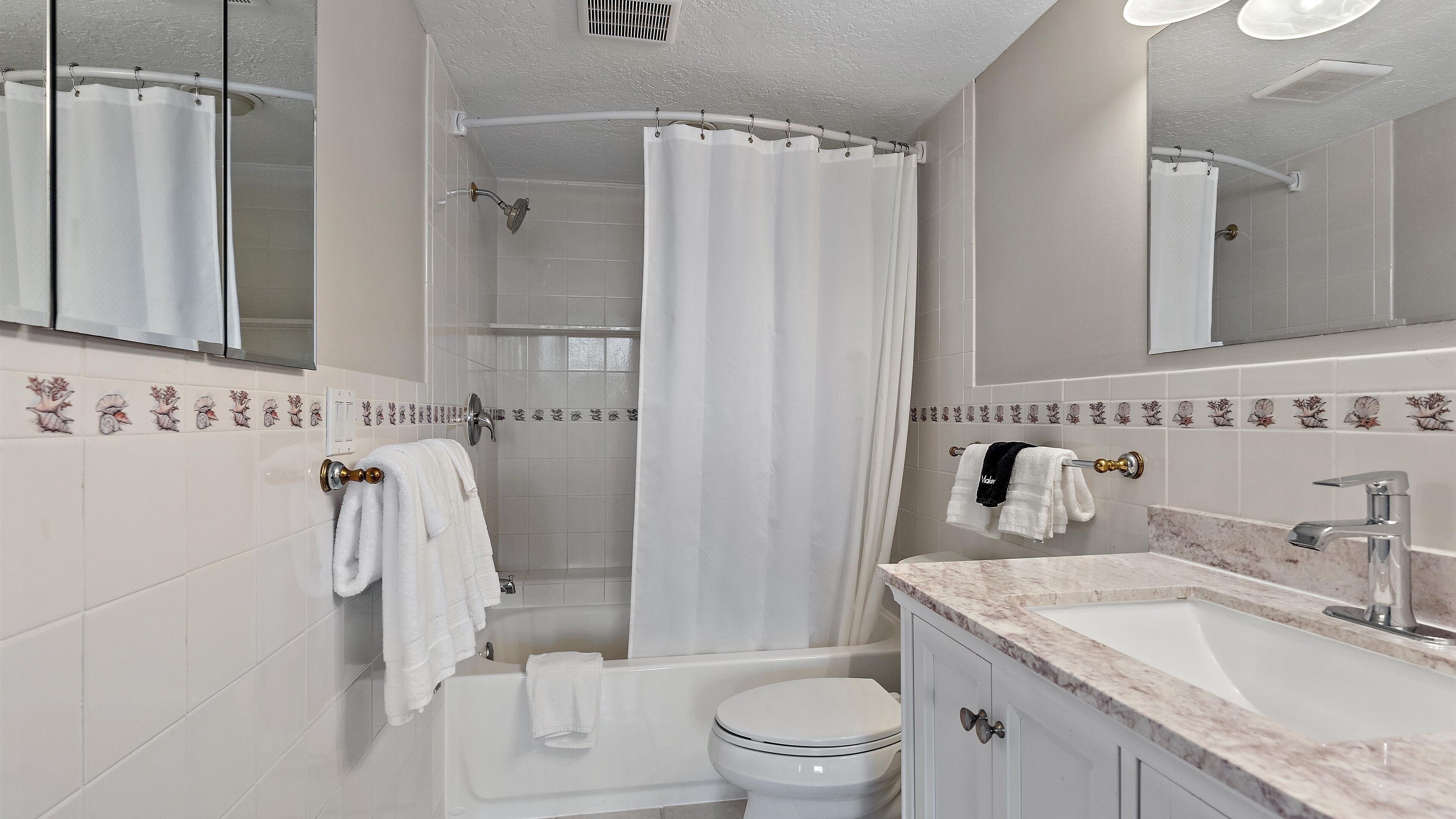 Un baño moderno con bañera, inodoro y lavabo.