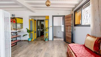 Basic Studio | Living area | TV