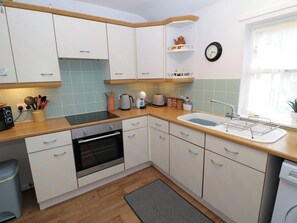 Cottage | Private kitchen | Fridge, dishwasher, electric kettle, toaster - 60B Castlegate (Berwick-upon-Tweed)
