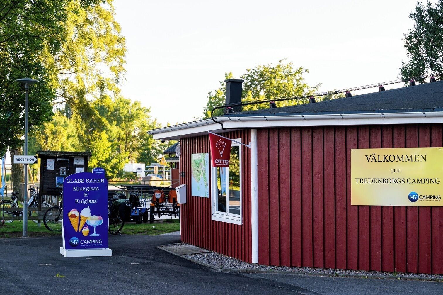 A red building with a sign for Välkommen and a reception area.