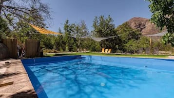 Una piscina al aire libre de temporada