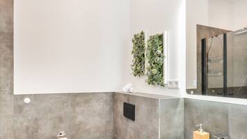 Dusche, umweltfreundliche Kosmetikartikel, Haartrockner, Handtücher