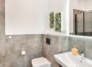 Dusche, umweltfreundliche Kosmetikartikel, Haartrockner, Handtücher