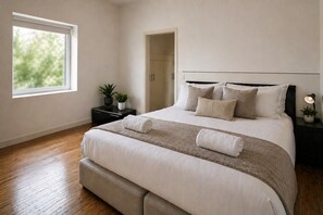 2 bedrooms, desk, iron/ironing board, free WiFi - Elegant Altbau Loft | 2BR near Hbf with Private Outdoor Space (Bielefeld)