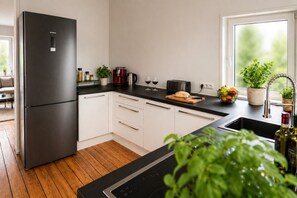 Frigorifero, forno, piano cottura, lavastoviglie
