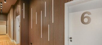 Elegant Altbau Loft | 2BR near Hbf with Private Outdoor Space