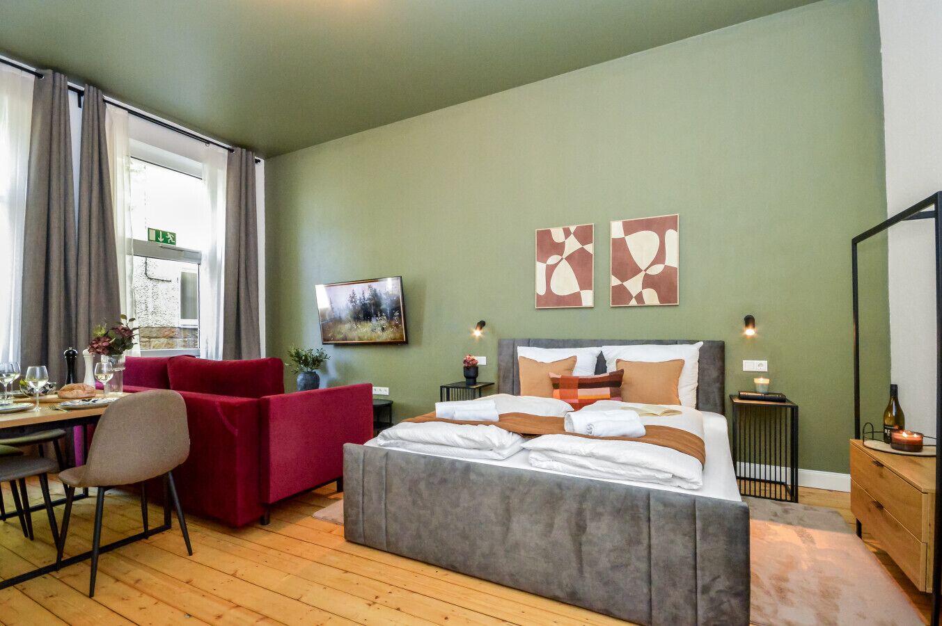 2 dormitorios, escritorio, tabla de planchar con plancha y cuna de viaje