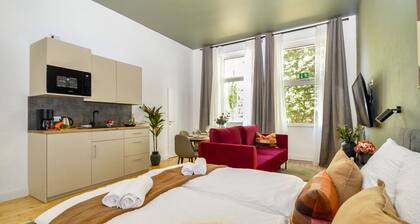 Elegant Altbau Loft | 2BR near Hbf with Private Outdoor Space