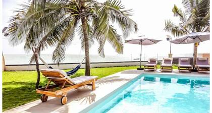 Magnifique pieds dans l'eau à Nianing Sénégal