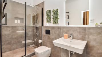 Dusche, umweltfreundliche Kosmetikartikel, Haartrockner, Handtücher