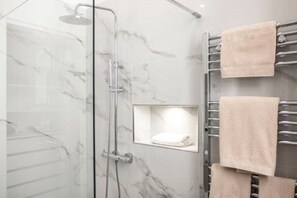Dusche, Haartrockner, Bidet, Handtücher
