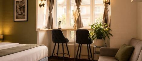 1 chambre, bureau, fer et planche à repasser, lit de bébé portatif