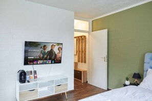 1 habitación, escritorio, tabla de planchar con plancha y cuna de viaje 