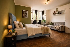 1 habitación, escritorio, tabla de planchar con plancha y cuna de viaje 