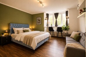 1 habitación, escritorio, tabla de planchar con plancha y cuna de viaje 