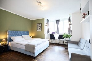 1 habitación, escritorio, tabla de planchar con plancha y cuna de viaje 