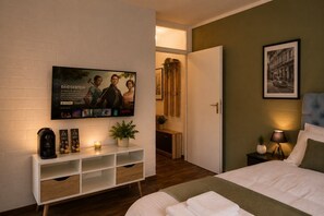 1 habitación, escritorio, tabla de planchar con plancha y cuna de viaje 