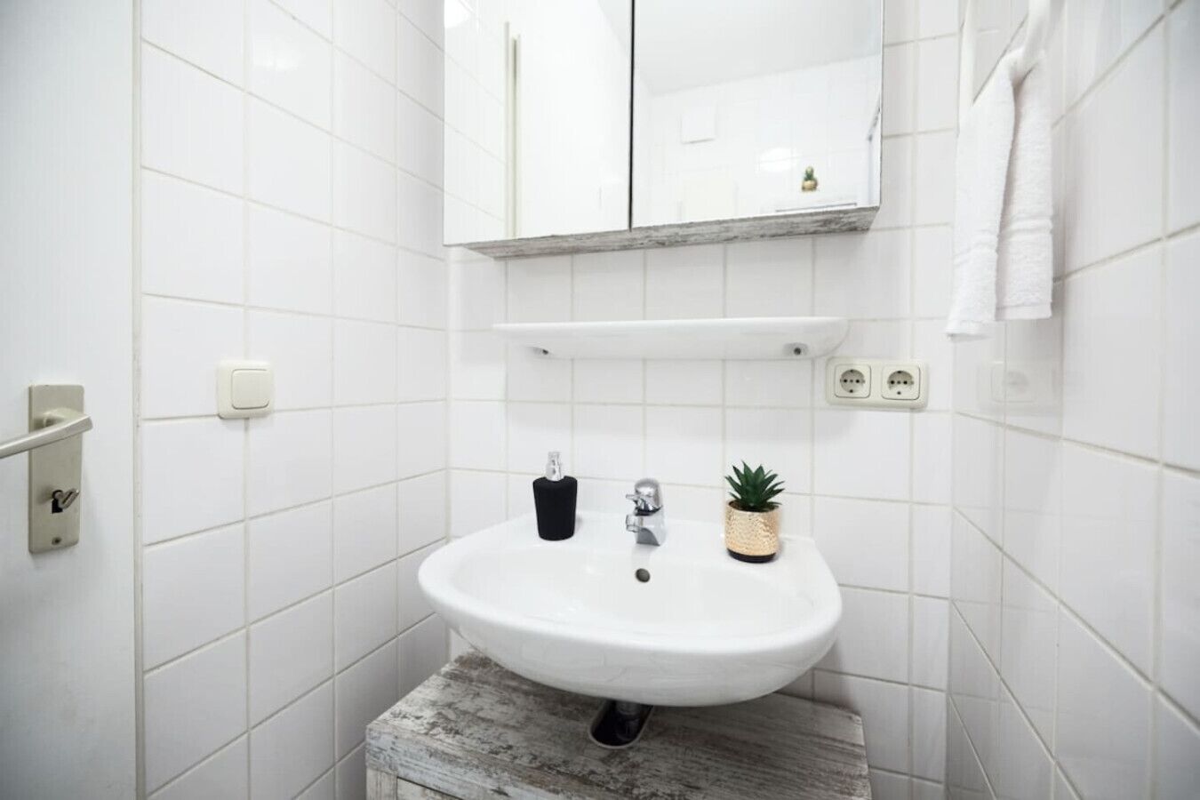 Dusj, miljøvennlige toalettsaker, hårføner og håndklær