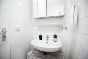 Dusche, umweltfreundliche Kosmetikartikel, Haartrockner, Handtücher