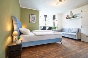 1 habitación, escritorio, tabla de planchar con plancha y cuna de viaje 