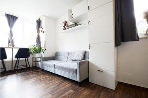 TV connectée, livres, chaîne hi-fi