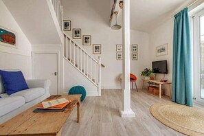 Smart TV, DVD player, livros