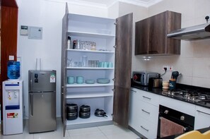 Apartemen Bisnis | Dapur pribadi | Lemari es, microwave, dan peralatan masak/sendok-piring