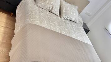 2 quartos, ferros/tábuas de passar roupa, Wi-Fi, roupa de cama