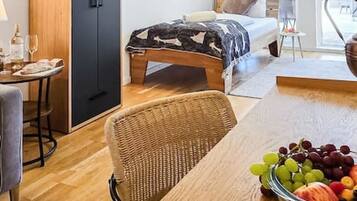 4 bedrooms, in-room safe, desk, iron/ironing board