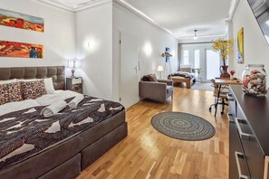 4 bedrooms, in-room safe, desk, iron/ironing board