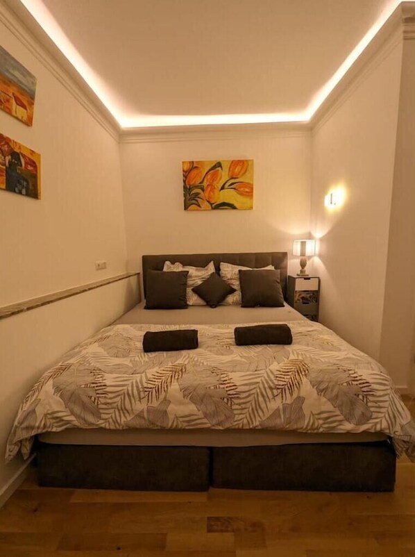 4 bedrooms, in-room safe, desk, iron/ironing board