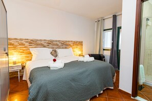 1 habitación, tabla de planchar con plancha, wifi gratis y ropa de cama 