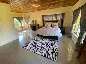 4 bedrooms, desk, WiFi, bed sheets