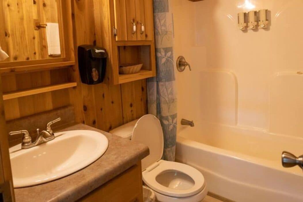 Lakefront Cozy Chalet 2 - Bring the Dog