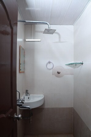 Bathroom - Urban Stay Chairmen Hotel (Bengaluru)