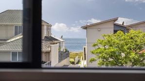 Un quartier résidentiel avec des maisons et une vue sur la mer.