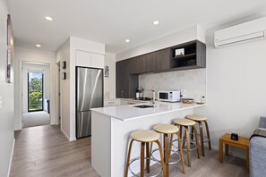 Kjøleskap, mikrobølgeovn, ovn og kokeplater