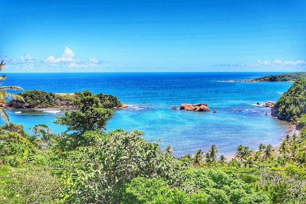 En la playa y camastros