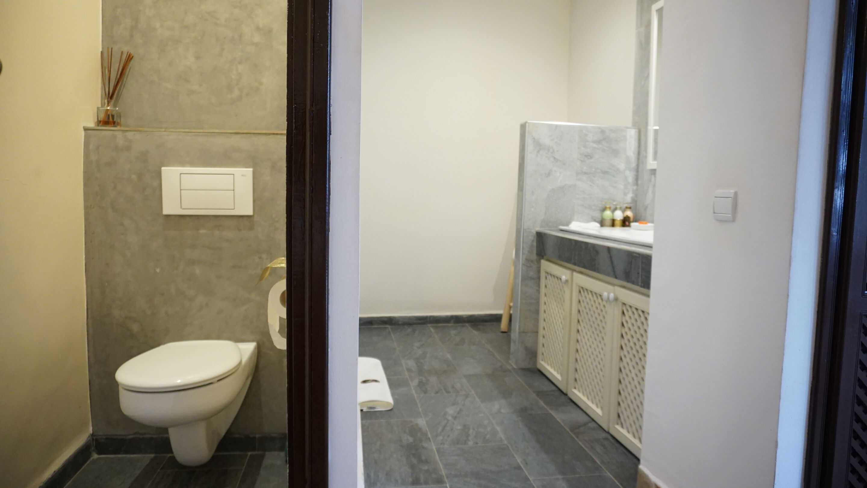 Szoba kétszemélyes ággyal, fürdőszobával (Ourika) | Prémium ágynemű, Select Comfort-matrac, minibár és széf a szobában