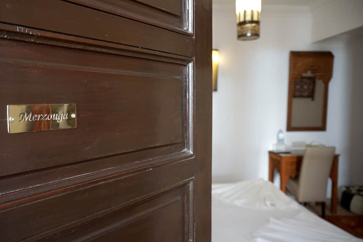 Trippelrum - eget badrum (Merzouga) | Sängtillbehör av högsta kvalitet, Select Comfort-madrasser och minibar
