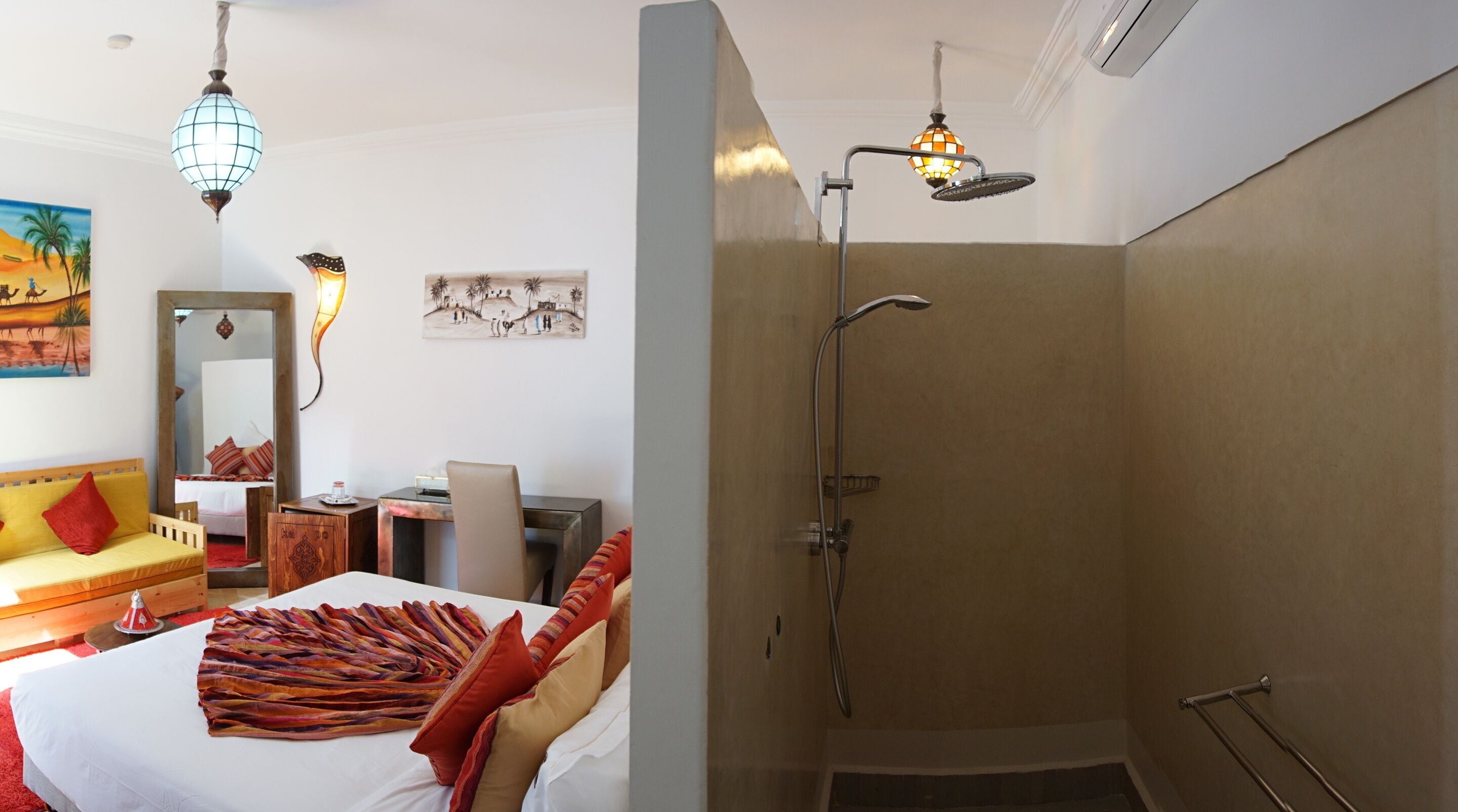 Szoba kétszemélyes vagy két külön ággyal, fürdőszobával (Ouzoud) | Prémium ágynemű, Select Comfort-matrac, minibár és széf a szobában